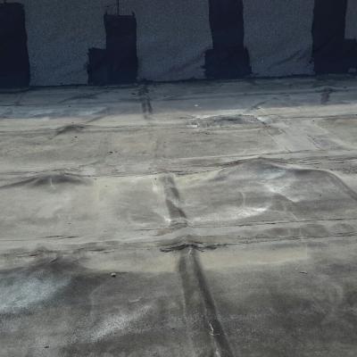 deformazioni ed anomalie del vecchio elemento di tenuta dovute al "mancato funzionamento" del sistema di fissaggio meccanico. Da notare i rialzi dovuti all'estrazione dei fissaggi.