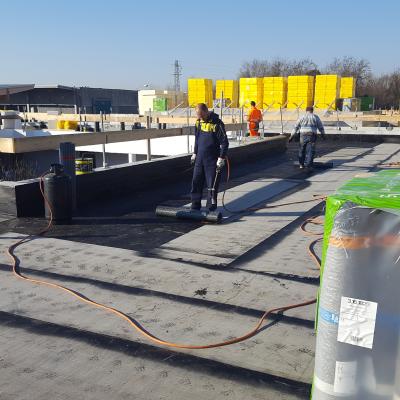 Posa dello strato funzionale di schermo al vapore costituito da membrana bituminosa prefabbricata dello spessore di 3 mm. armata con tessuto di polyetere.