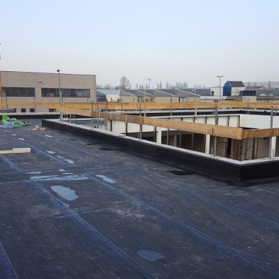Elemento di tenuta costituito da strato omogeno e continuo di collante bituminoso e da membrana bituminosa prefabbricata dello spessore di 4 mm. bi armata con velo vetro e polyeetre