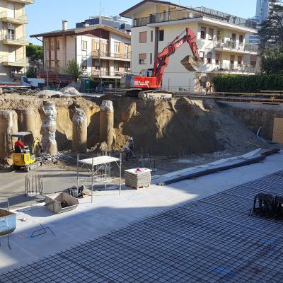 Fasi di scavo, scapitozzatura pali sottofondazione, posa armature metalliche di fondazione.Sistema impermeabilizzante e getto di protezione già realizzati