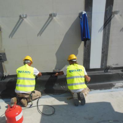 1^ fase del cantiere - Fase di posa della membrana in EPDM - dattaglio di raccordo a parete